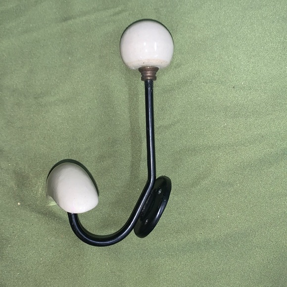 Set of two well coat hangers - Picture 2 of 3